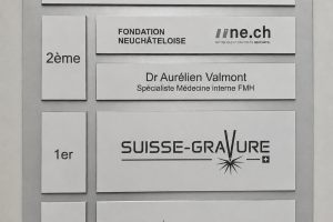 Gravures personnalis&eacute;es pour devanture d'immeuble
