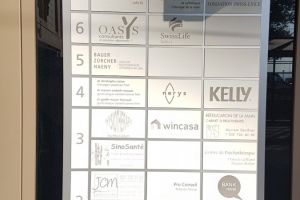 Panneau d'information avec gravure pour devanture de b&acirc;timent et gravure de logos