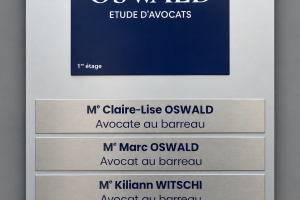 Panneau d'information avec gravure pour devanture de b&acirc;timent