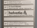 Panneau d'information avec gravure pour devanture de b&acirc;timent et gravure de logos