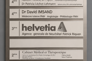 Panneau d'information avec gravure pour devanture de b&acirc;timent et gravure de logos