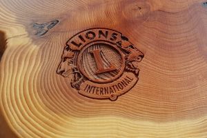 Gravure sur bois personnalis&eacute;e pour cadeau ou occasion sp&eacute;ciale
