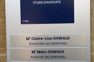 Gravure sur plaque en m&eacute;tal pour entr&eacute;e d'immeuble ou de cabinet