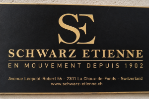 Gravure sur plaque en m&eacute;tal pour entr&eacute;e d'immeuble ou de cabinet