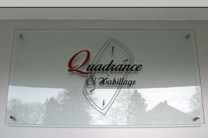 Plaque grav&eacute;e en verre pour devanture de cabinet