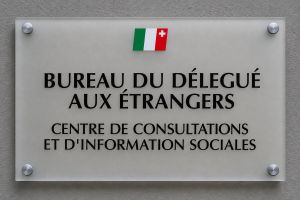 Gravure sur plastique personnalis&eacute;e pour devanture de bureaux