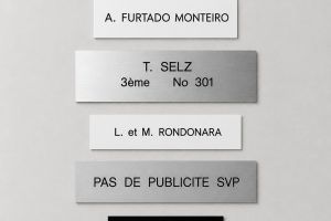 Plaquettes de bo&icirc;tes aux lettres ou d'interphone grav&eacute;es