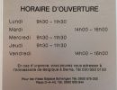 Plaque grav&eacute;e avec horaires d'ouverture d'un cabinet