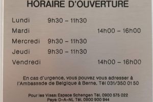 Plaque grav&eacute;e avec horaires d'ouverture d'un cabinet