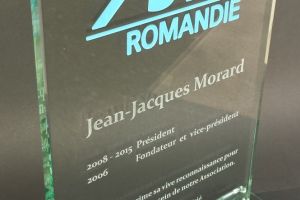 Troph&eacute;e en verre grav&eacute; sur mesure pour occasion sp&eacute;ciale ou &eacute;v&eacute;nement